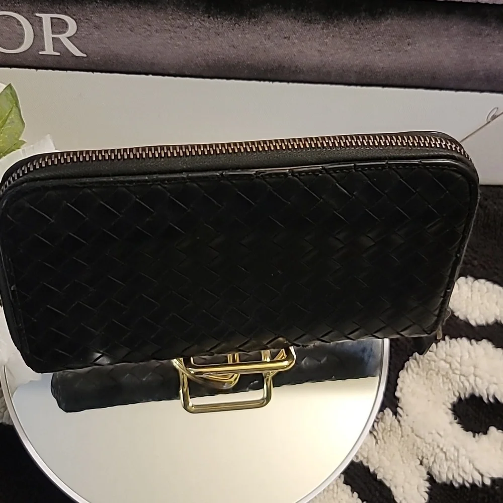 🖤Bottega Veneta Intrecciato Black Leather Zip-around Wallet🖤